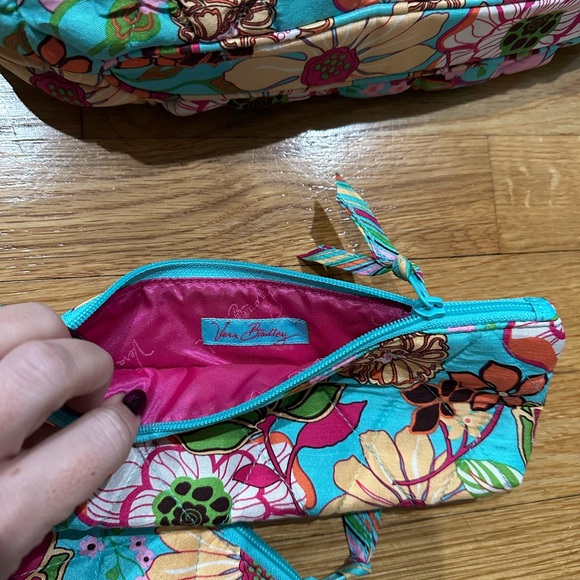 Vera Bradley handbag with two travel zipper bags - Picture 4 of 8